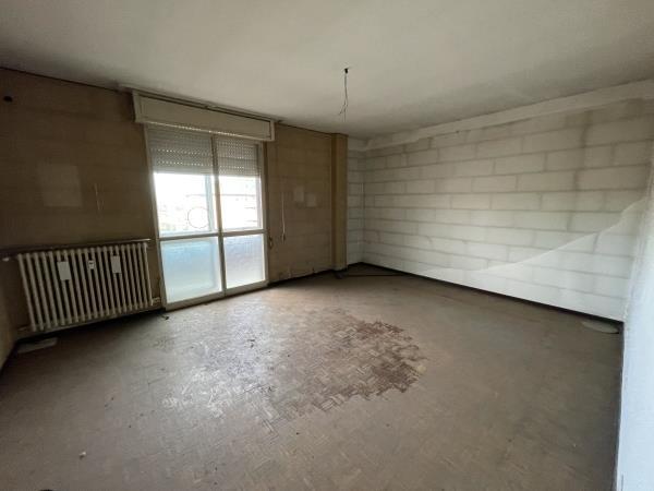 Appartamento al piano 8° con soffitta al piano 9° sottotetto.N.C.E.U. Unità Residenziale cat. A/2 foglio 85 part. 482 sub 130 rendita 1500,31. Mq 143 + Posto auto coperto in autorimessa condominiale al piano interrato 14 mq, N.C.E.U. Unità Secondaria cat. C/6 foglio 85 part. 482 sub 224 rendita 33,98. 
AVVISO. Poiché alcuni immobili del supercondominio Complesso Palestro-sono stati interessati da un problema di sfondellamento solai, l'aggiudicatario accetta che il problema possa riguardare anche il presente lotto e accetta di addivenire alla compravendita nello stato di fatto n cui si trova e di eseguire a proprio carico dopo l’acquisto eventuali interventi manutentivi qualora se ne riscontrasse la necessità, con pieno esonero di INPS.