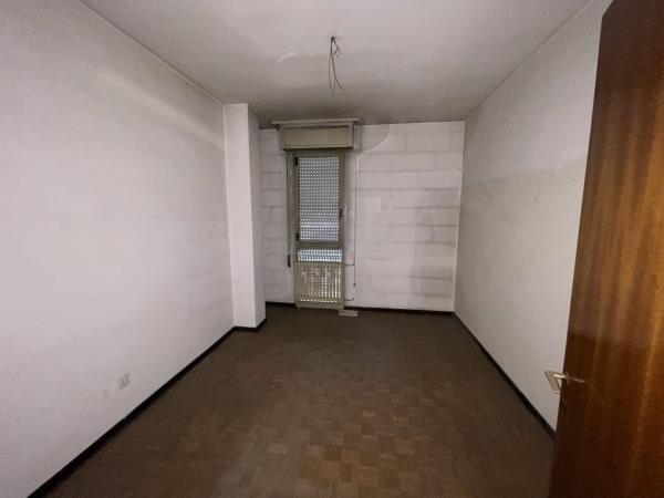 Appartamento al piano 8° con soffitta al piano 9° sottotetto.N.C.E.U. Unità Residenziale cat. A/2 foglio 85 part. 482 sub 130 rendita 1500,31. Mq 143 + Posto auto coperto in autorimessa condominiale al piano interrato 14 mq, N.C.E.U. Unità Secondaria cat. C/6 foglio 85 part. 482 sub 224 rendita 33,98. 
AVVISO. Poiché alcuni immobili del supercondominio Complesso Palestro-sono stati interessati da un problema di sfondellamento solai, l'aggiudicatario accetta che il problema possa riguardare anche il presente lotto e accetta di addivenire alla compravendita nello stato di fatto n cui si trova e di eseguire a proprio carico dopo l’acquisto eventuali interventi manutentivi qualora se ne riscontrasse la necessità, con pieno esonero di INPS.