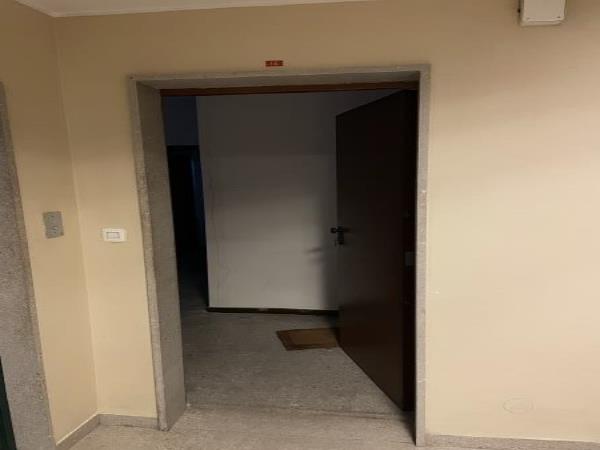 Appartamento al piano 4° con soffitta al piano 9°, N.C.E.U. Unità Residenziale cat. A/2 foglio 85 part. 479 sub 52 rendita 1607,47. Mq 131,00 + Posto auto coperto al piano seminterrato 10 mq, N.C.E.U. Unità Secondaria cat. C/6 foglio 85 part. 707 sub 200 rendita 24,27. 
AVVISO. Poiché alcuni immobili del supercondominio Complesso Palestro-sono stati interessati da un problema di sfondellamento solai, l'aggiudicatario accetta che il problema possa riguardare anche il presente lotto e accetta di addivenire alla compravendita nello stato di fatto n cui si trova e di eseguire a proprio carico dopo l’acquisto eventuali interventi manutentivi qualora se ne riscontrasse la necessità, con pieno esonero di INPS.