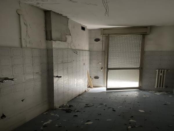 Appartamento al piano 4° con soffitta al piano 9°, N.C.E.U. Unità Residenziale cat. A/2 foglio 85 part. 479 sub 52 rendita 1607,47. Mq 131,00 + Posto auto coperto al piano seminterrato 10 mq, N.C.E.U. Unità Secondaria cat. C/6 foglio 85 part. 707 sub 200 rendita 24,27. 
AVVISO. Poiché alcuni immobili del supercondominio Complesso Palestro-sono stati interessati da un problema di sfondellamento solai, l'aggiudicatario accetta che il problema possa riguardare anche il presente lotto e accetta di addivenire alla compravendita nello stato di fatto n cui si trova e di eseguire a proprio carico dopo l’acquisto eventuali interventi manutentivi qualora se ne riscontrasse la necessità, con pieno esonero di INPS.