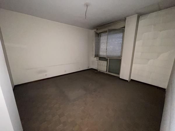 Appartamento al piano 4° con soffitta al piano 9°, N.C.E.U. Unità Residenziale cat. A/2 foglio 85 part. 479 sub 52 rendita 1607,47. Mq 131,00 + Posto auto coperto al piano seminterrato 10 mq, N.C.E.U. Unità Secondaria cat. C/6 foglio 85 part. 707 sub 200 rendita 24,27. 
AVVISO. Poiché alcuni immobili del supercondominio Complesso Palestro-sono stati interessati da un problema di sfondellamento solai, l'aggiudicatario accetta che il problema possa riguardare anche il presente lotto e accetta di addivenire alla compravendita nello stato di fatto n cui si trova e di eseguire a proprio carico dopo l’acquisto eventuali interventi manutentivi qualora se ne riscontrasse la necessità, con pieno esonero di INPS.