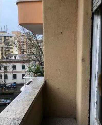 Unità Residenzialesita in Via Giulio Romano 15, CAP - 00196. Descrizione: Appartamento di 7 vani catastali composto da ingresso, soggiorno, cucina, tre camere, due bagni, due ripostigli, tre balconi, ed una cantina al piano interrato. Mq 145. Libero. Piena Proprietà. N.C.E.U. cat. A/2 foglio 528 part. 13 sub 511