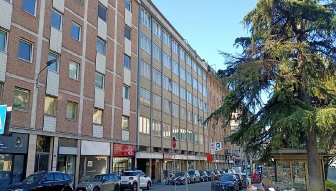 Unità Principalesita in Via Boniface Festaz 54, CAP - 11100. Descrizione: Al piano interrato sono ubicati due magazzini pertinenze degli uffici. Al piano Terra, disimpegnati da ampia zona ingresso, sono ubicati dieci uffici alcuni dotati di servizio igienico, oltre a quattro bagni con antibagno. Al piano 1° atrio, undici uffici e quattro bagni con antibagno. I piani sono collegati da scala interna esclusiva. Alcuni uffici sono dotati di balcone. 833. Libero. Piena Proprietà. N.C.E.U. cat. A/10 foglio 41 part. 662 sub 29