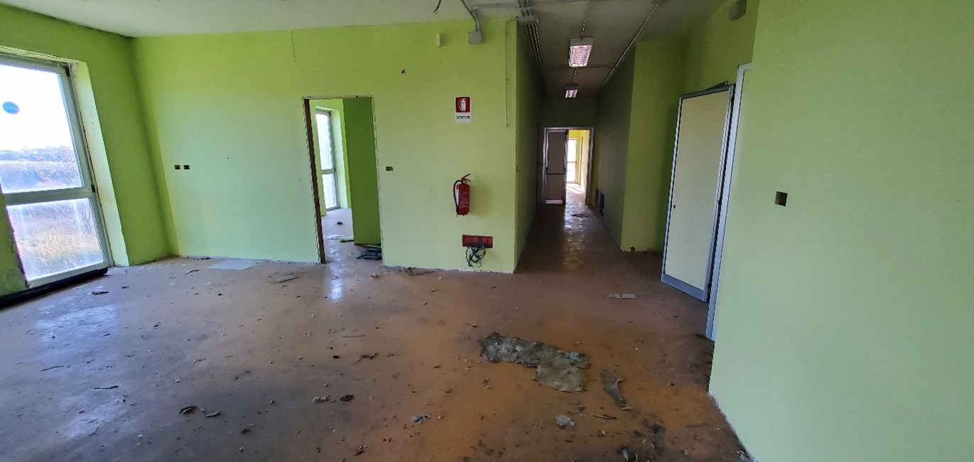 Immobile sito in ROMA - 00168, VIA SAND 9, piano 1. Descrizione: Immobile originariamente adibito ad uffici, oggetto di ristrutturazione per adeguamento rispetto ad altre finalità d’utilizzo, oggi in disuso da diversi anni + 5 posti auto Sup. 604 mq. In stato DA RISTRUTTURARE.