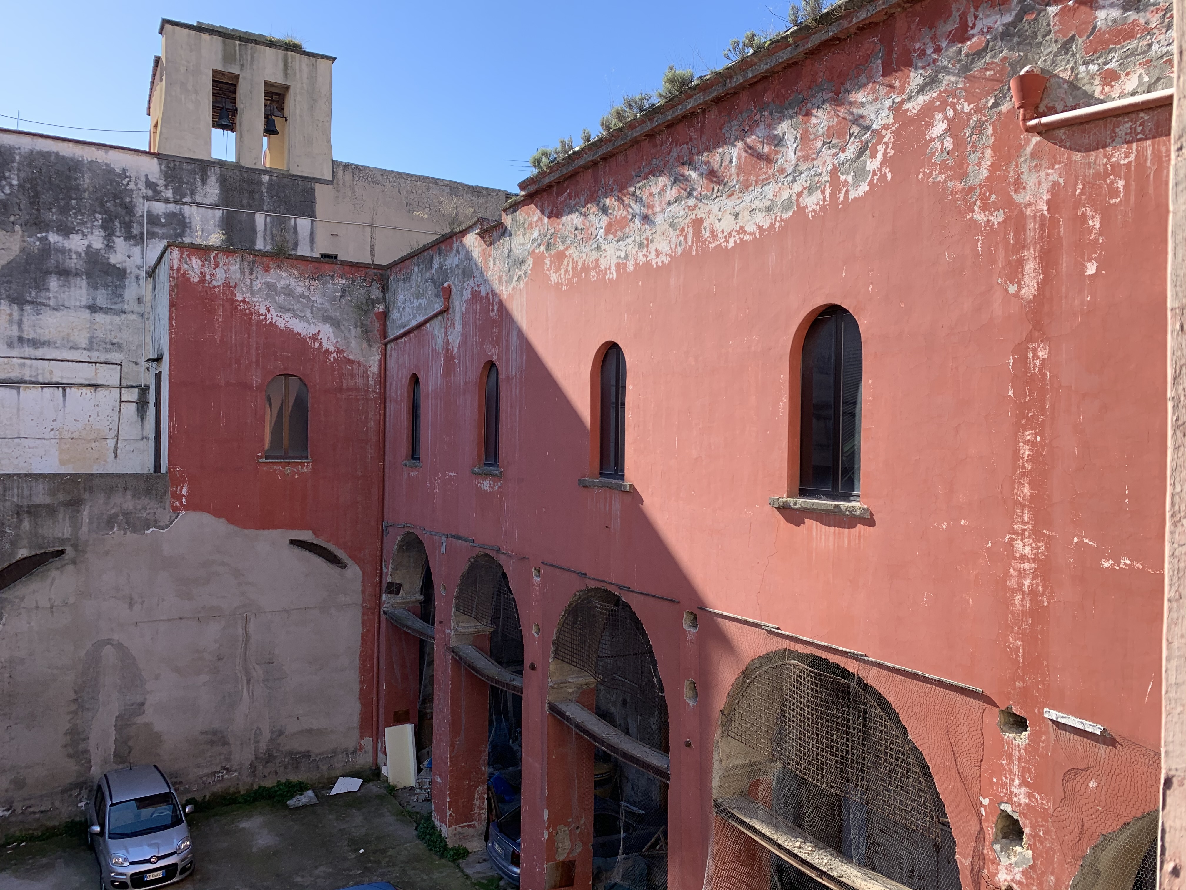 
L’edificio ha forma rettangolare con un'area scoperta centrale adibita a cortile, alla quale si accede direttamente dalla strada tramite un secondo cortile ed un androne. Detto fabbricato, situato in una zona ad alta vocazione residenziale posta nel centro storico cittadino, è composto dalle seguenti unità immobiliari:
- n.3 locali - classificati catastalmente nella categoria C/3, erroneamente riportati in catasto alla Via C. Rosaroll 21;
identificato nel Catasto Fabbricati del Comune di Napoli alla sez. VIC foglio 11 particella 767 subalterni 1, 2 e particella 768 (graffata alla 769), senza subalterno e nel Catasto Terreni del Comune di Napoli al Foglio 79 particelle 363, 364 e 367. L’immobile sviluppa una superficie coperta di complessivi circa mq. 1.925 con una superficie mq. 2.634,41.