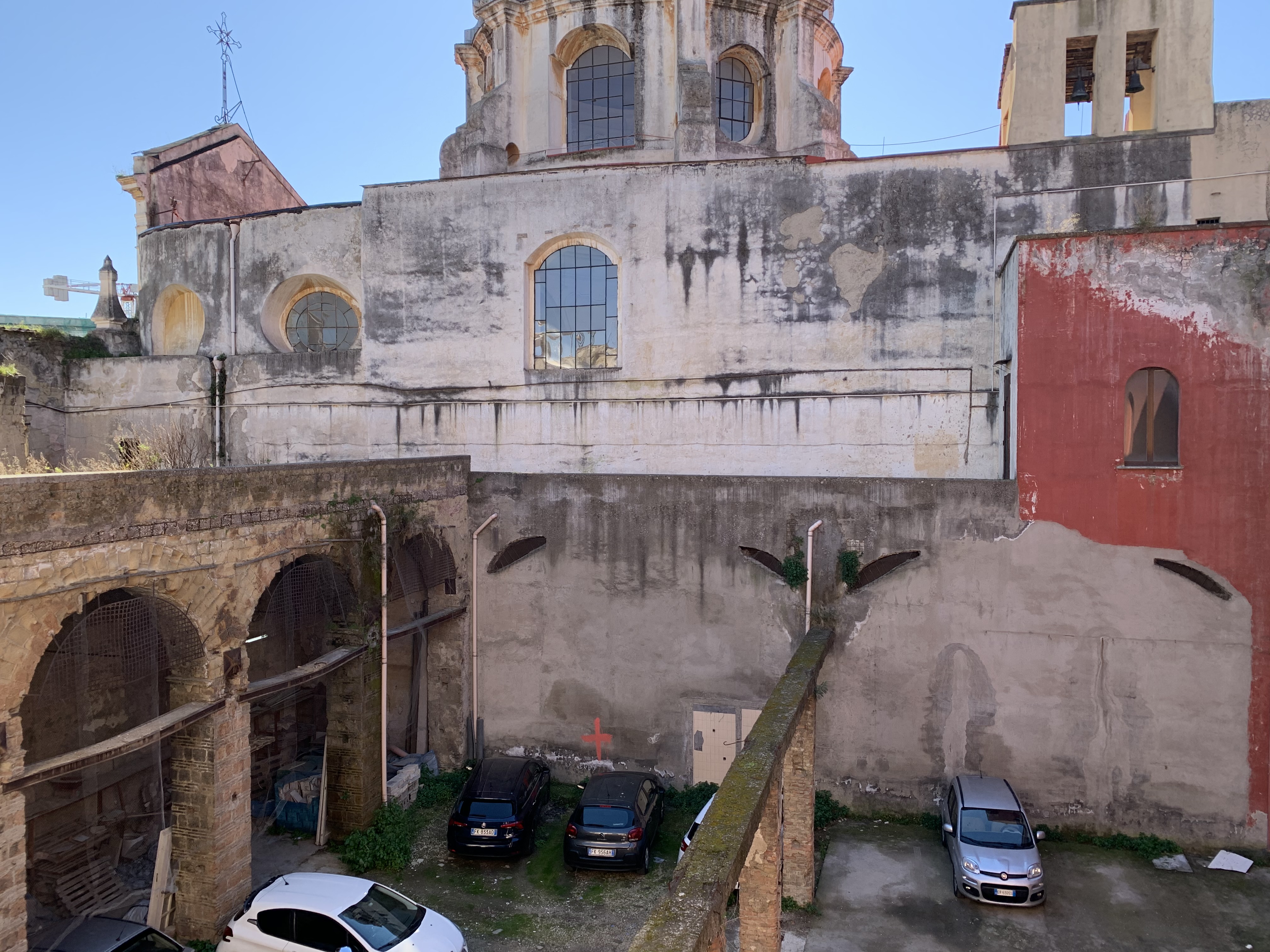 
L’edificio ha forma rettangolare con un'area scoperta centrale adibita a cortile, alla quale si accede direttamente dalla strada tramite un secondo cortile ed un androne. Detto fabbricato, situato in una zona ad alta vocazione residenziale posta nel centro storico cittadino, è composto dalle seguenti unità immobiliari:
- n.3 locali - classificati catastalmente nella categoria C/3, erroneamente riportati in catasto alla Via C. Rosaroll 21;
identificato nel Catasto Fabbricati del Comune di Napoli alla sez. VIC foglio 11 particella 767 subalterni 1, 2 e particella 768 (graffata alla 769), senza subalterno e nel Catasto Terreni del Comune di Napoli al Foglio 79 particelle 363, 364 e 367. L’immobile sviluppa una superficie coperta di complessivi circa mq. 1.925 con una superficie mq. 2.634,41.