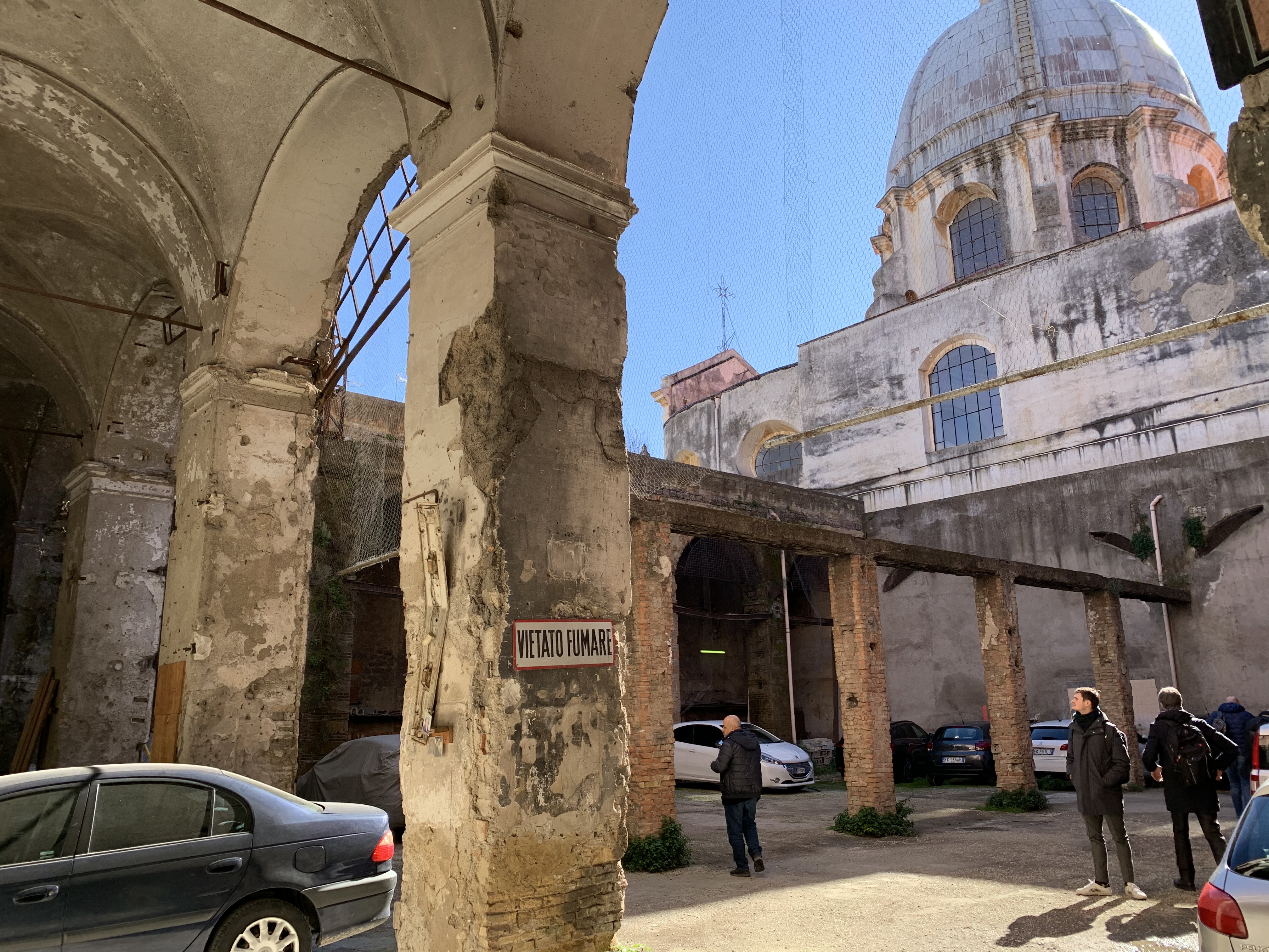 
L’edificio ha forma rettangolare con un'area scoperta centrale adibita a cortile, alla quale si accede direttamente dalla strada tramite un secondo cortile ed un androne. Detto fabbricato, situato in una zona ad alta vocazione residenziale posta nel centro storico cittadino, è composto dalle seguenti unità immobiliari:
- n.3 locali - classificati catastalmente nella categoria C/3, erroneamente riportati in catasto alla Via C. Rosaroll 21;
identificato nel Catasto Fabbricati del Comune di Napoli alla sez. VIC foglio 11 particella 767 subalterni 1, 2 e particella 768 (graffata alla 769), senza subalterno e nel Catasto Terreni del Comune di Napoli al Foglio 79 particelle 363, 364 e 367. L’immobile sviluppa una superficie coperta di complessivi circa mq. 1.925 con una superficie mq. 2.634,41.