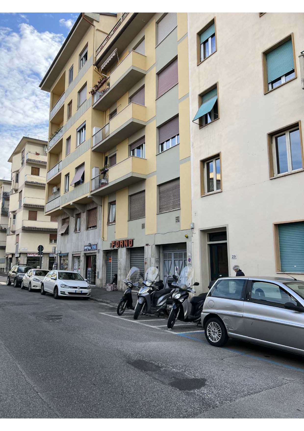 Porzione di edificio condominiale a destinazione posto moto di superficie mq 4,00 lorde e di altezza m 2,70, posto al piano seminterrato di edificio condominiale con accesso da Via Traversari n. 27, per mezzo di una rampa carrabile che dal piano stradale, raggiunge il piano S1. Il posto moto oggetto di vendita è composto da uno spazio unico aperto; la superficie calpestabile è in mattonelle di cotto.