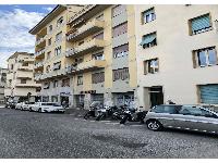 Porzione di edificio condominiale a destinazione posto moto di superficie mq 4,00 lorde e di altezza m 2,70, posto al piano seminterrato di edificio condominiale con accesso da Via Traversari n. 27, per mezzo di una rampa carrabile che dal piano stradale, raggiunge il piano S1. Il posto moto oggetto di vendita è composto da uno spazio unico aperto; la superficie calpestabile è in mattonelle di cotto.