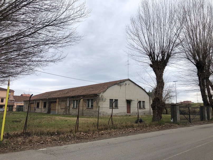 MAGAZZINO FORAGGI S. CATERINA. MODENA cap - 41122, STRADA SANTA CATERINA SNC. Nella zona semicentrale ad Est del centro storico, quartiere Crocetta, costituito da un edificio su un livello con copertura ad arco rialzato con tegole marsigliesi, destinato a deposito per il fieno, fino ad oggi in uso governativo all'Accademia Militare (di interesse culturale con Decreto della Soprintendenza Regionale per i Beni e le Attività Culturali dell'Emilia Romagna n. 03/011 in data 19/03/2003), ben collegata dai mezzi pubblici, raggiungibile dalla stazione ferroviaria di Modena e distante circa 11 km dal casello Modena Sud dell’autostrada A1. Identificativi catastali: cat. D8 Fg. 112, Part. 77, Sub. 1. Sup. scoperta MQ 4.511 sup. catastale MQ 832.