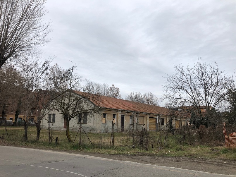 MAGAZZINO FORAGGI S. CATERINA. MODENA cap - 41122, STRADA SANTA CATERINA SNC. Nella zona semicentrale ad Est del centro storico, quartiere Crocetta, costituito da un edificio su un livello con copertura ad arco rialzato con tegole marsigliesi, destinato a deposito per il fieno, fino ad oggi in uso governativo all'Accademia Militare (di interesse culturale con Decreto della Soprintendenza Regionale per i Beni e le Attività Culturali dell'Emilia Romagna n. 03/011 in data 19/03/2003), ben collegata dai mezzi pubblici, raggiungibile dalla stazione ferroviaria di Modena e distante circa 11 km dal casello Modena Sud dell’autostrada A1. Identificativi catastali: cat. D8 Fg. 112, Part. 77, Sub. 1. Sup. scoperta MQ 4.511 sup. catastale MQ 832.