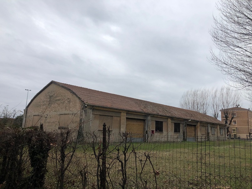 MAGAZZINO FORAGGI S. CATERINA. MODENA cap - 41122, STRADA SANTA CATERINA SNC. Nella zona semicentrale ad Est del centro storico, quartiere Crocetta, costituito da un edificio su un livello con copertura ad arco rialzato con tegole marsigliesi, destinato a deposito per il fieno, fino ad oggi in uso governativo all'Accademia Militare (di interesse culturale con Decreto della Soprintendenza Regionale per i Beni e le Attività Culturali dell'Emilia Romagna n. 03/011 in data 19/03/2003), ben collegata dai mezzi pubblici, raggiungibile dalla stazione ferroviaria di Modena e distante circa 11 km dal casello Modena Sud dell’autostrada A1. Identificativi catastali: cat. D8 Fg. 112, Part. 77, Sub. 1. Sup. scoperta MQ 4.511 sup. catastale MQ 832.