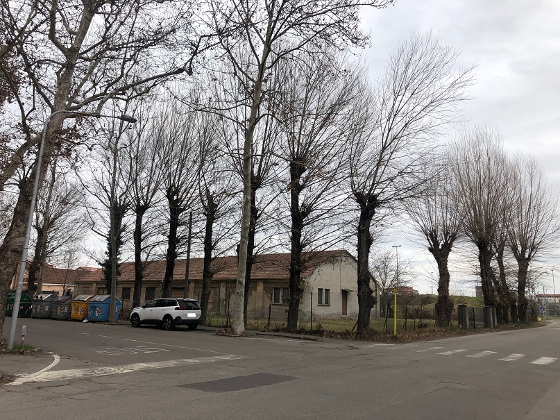 MAGAZZINO FORAGGI S. CATERINA. MODENA cap - 41122, STRADA SANTA CATERINA SNC. Nella zona semicentrale ad Est del centro storico, quartiere Crocetta, costituito da un edificio su un livello con copertura ad arco rialzato con tegole marsigliesi, destinato a deposito per il fieno, fino ad oggi in uso governativo all'Accademia Militare (di interesse culturale con Decreto della Soprintendenza Regionale per i Beni e le Attività Culturali dell'Emilia Romagna n. 03/011 in data 19/03/2003), ben collegata dai mezzi pubblici, raggiungibile dalla stazione ferroviaria di Modena e distante circa 11 km dal casello Modena Sud dell’autostrada A1. Identificativi catastali: cat. D8 Fg. 112, Part. 77, Sub. 1. Sup. scoperta MQ 4.511 sup. catastale MQ 832.