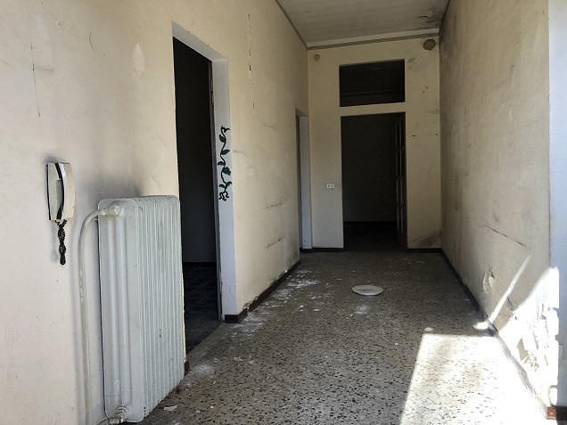 MAGAZZINO FORAGGI S. CATERINA. MODENA cap - 41122, STRADA SANTA CATERINA SNC. Nella zona semicentrale ad Est del centro storico, quartiere Crocetta, costituito da un edificio su un livello con copertura ad arco rialzato con tegole marsigliesi, destinato a deposito per il fieno, fino ad oggi in uso governativo all'Accademia Militare (di interesse culturale con Decreto della Soprintendenza Regionale per i Beni e le Attività Culturali dell'Emilia Romagna n. 03/011 in data 19/03/2003), ben collegata dai mezzi pubblici, raggiungibile dalla stazione ferroviaria di Modena e distante circa 11 km dal casello Modena Sud dell’autostrada A1. Identificativi catastali: cat. D8 Fg. 112, Part. 77, Sub. 1. Sup. scoperta MQ 4.511 sup. catastale MQ 832.