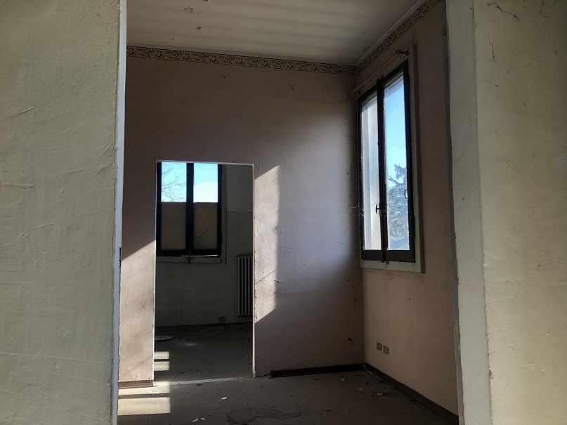MAGAZZINO FORAGGI S. CATERINA. MODENA cap - 41122, STRADA SANTA CATERINA SNC. Nella zona semicentrale ad Est del centro storico, quartiere Crocetta, costituito da un edificio su un livello con copertura ad arco rialzato con tegole marsigliesi, destinato a deposito per il fieno, fino ad oggi in uso governativo all'Accademia Militare (di interesse culturale con Decreto della Soprintendenza Regionale per i Beni e le Attività Culturali dell'Emilia Romagna n. 03/011 in data 19/03/2003), ben collegata dai mezzi pubblici, raggiungibile dalla stazione ferroviaria di Modena e distante circa 11 km dal casello Modena Sud dell’autostrada A1. Identificativi catastali: cat. D8 Fg. 112, Part. 77, Sub. 1. Sup. scoperta MQ 4.511 sup. catastale MQ 832.