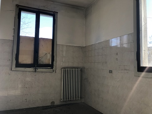 MAGAZZINO FORAGGI S. CATERINA. MODENA cap - 41122, STRADA SANTA CATERINA SNC. Nella zona semicentrale ad Est del centro storico, quartiere Crocetta, costituito da un edificio su un livello con copertura ad arco rialzato con tegole marsigliesi, destinato a deposito per il fieno, fino ad oggi in uso governativo all'Accademia Militare (di interesse culturale con Decreto della Soprintendenza Regionale per i Beni e le Attività Culturali dell'Emilia Romagna n. 03/011 in data 19/03/2003), ben collegata dai mezzi pubblici, raggiungibile dalla stazione ferroviaria di Modena e distante circa 11 km dal casello Modena Sud dell’autostrada A1. Identificativi catastali: cat. D8 Fg. 112, Part. 77, Sub. 1. Sup. scoperta MQ 4.511 sup. catastale MQ 832.