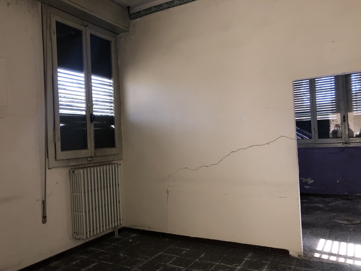 MAGAZZINO FORAGGI S. CATERINA. MODENA cap - 41122, STRADA SANTA CATERINA SNC. Nella zona semicentrale ad Est del centro storico, quartiere Crocetta, costituito da un edificio su un livello con copertura ad arco rialzato con tegole marsigliesi, destinato a deposito per il fieno, fino ad oggi in uso governativo all'Accademia Militare (di interesse culturale con Decreto della Soprintendenza Regionale per i Beni e le Attività Culturali dell'Emilia Romagna n. 03/011 in data 19/03/2003), ben collegata dai mezzi pubblici, raggiungibile dalla stazione ferroviaria di Modena e distante circa 11 km dal casello Modena Sud dell’autostrada A1. Identificativi catastali: cat. D8 Fg. 112, Part. 77, Sub. 1. Sup. scoperta MQ 4.511 sup. catastale MQ 832.