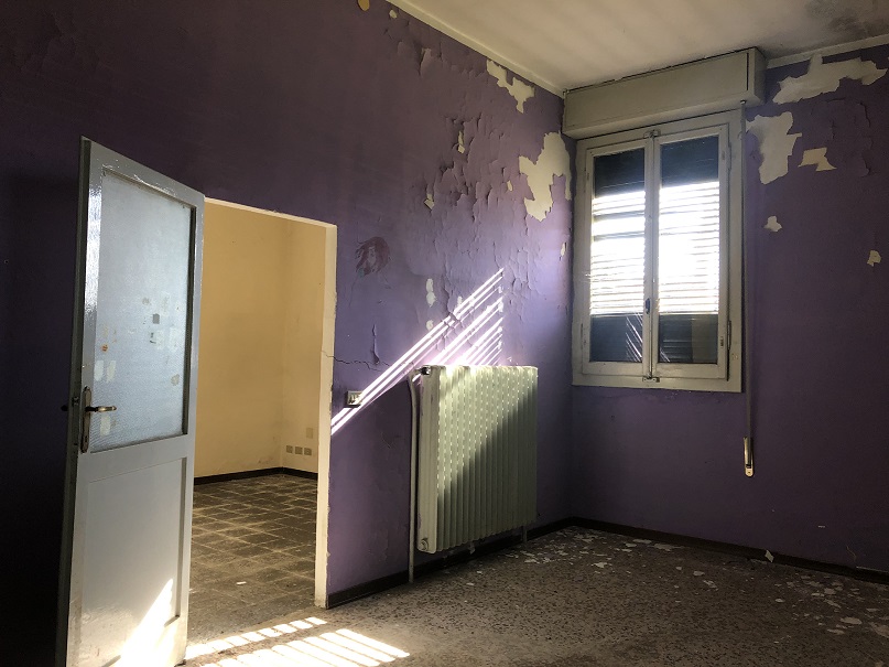 MAGAZZINO FORAGGI S. CATERINA. MODENA cap - 41122, STRADA SANTA CATERINA SNC. Nella zona semicentrale ad Est del centro storico, quartiere Crocetta, costituito da un edificio su un livello con copertura ad arco rialzato con tegole marsigliesi, destinato a deposito per il fieno, fino ad oggi in uso governativo all'Accademia Militare (di interesse culturale con Decreto della Soprintendenza Regionale per i Beni e le Attività Culturali dell'Emilia Romagna n. 03/011 in data 19/03/2003), ben collegata dai mezzi pubblici, raggiungibile dalla stazione ferroviaria di Modena e distante circa 11 km dal casello Modena Sud dell’autostrada A1. Identificativi catastali: cat. D8 Fg. 112, Part. 77, Sub. 1. Sup. scoperta MQ 4.511 sup. catastale MQ 832.