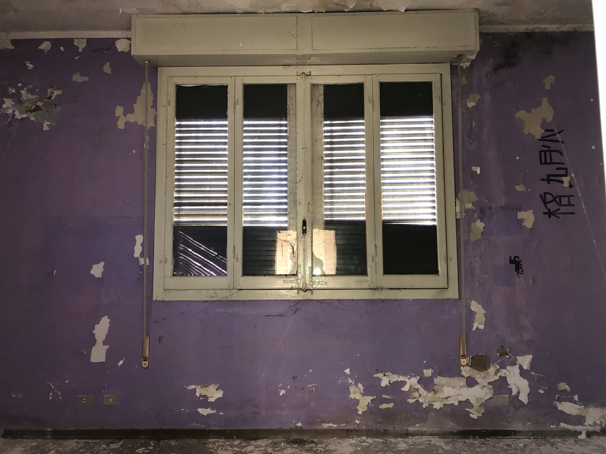 MAGAZZINO FORAGGI S. CATERINA. MODENA cap - 41122, STRADA SANTA CATERINA SNC. Nella zona semicentrale ad Est del centro storico, quartiere Crocetta, costituito da un edificio su un livello con copertura ad arco rialzato con tegole marsigliesi, destinato a deposito per il fieno, fino ad oggi in uso governativo all'Accademia Militare (di interesse culturale con Decreto della Soprintendenza Regionale per i Beni e le Attività Culturali dell'Emilia Romagna n. 03/011 in data 19/03/2003), ben collegata dai mezzi pubblici, raggiungibile dalla stazione ferroviaria di Modena e distante circa 11 km dal casello Modena Sud dell’autostrada A1. Identificativi catastali: cat. D8 Fg. 112, Part. 77, Sub. 1. Sup. scoperta MQ 4.511 sup. catastale MQ 832.