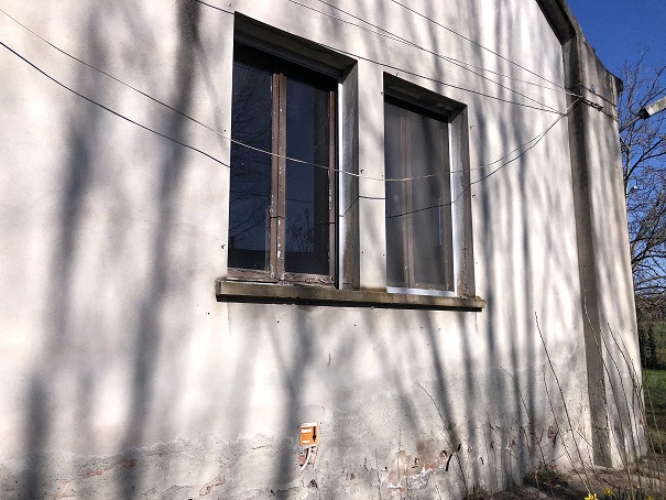 MAGAZZINO FORAGGI S. CATERINA. MODENA cap - 41122, STRADA SANTA CATERINA SNC. Nella zona semicentrale ad Est del centro storico, quartiere Crocetta, costituito da un edificio su un livello con copertura ad arco rialzato con tegole marsigliesi, destinato a deposito per il fieno, fino ad oggi in uso governativo all'Accademia Militare (di interesse culturale con Decreto della Soprintendenza Regionale per i Beni e le Attività Culturali dell'Emilia Romagna n. 03/011 in data 19/03/2003), ben collegata dai mezzi pubblici, raggiungibile dalla stazione ferroviaria di Modena e distante circa 11 km dal casello Modena Sud dell’autostrada A1. Identificativi catastali: cat. D8 Fg. 112, Part. 77, Sub. 1. Sup. scoperta MQ 4.511 sup. catastale MQ 832.