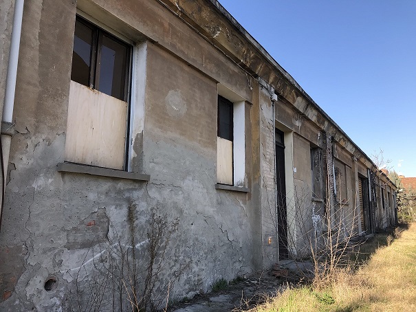 MAGAZZINO FORAGGI S. CATERINA. MODENA cap - 41122, STRADA SANTA CATERINA SNC. Nella zona semicentrale ad Est del centro storico, quartiere Crocetta, costituito da un edificio su un livello con copertura ad arco rialzato con tegole marsigliesi, destinato a deposito per il fieno, fino ad oggi in uso governativo all'Accademia Militare (di interesse culturale con Decreto della Soprintendenza Regionale per i Beni e le Attività Culturali dell'Emilia Romagna n. 03/011 in data 19/03/2003), ben collegata dai mezzi pubblici, raggiungibile dalla stazione ferroviaria di Modena e distante circa 11 km dal casello Modena Sud dell’autostrada A1. Identificativi catastali: cat. D8 Fg. 112, Part. 77, Sub. 1. Sup. scoperta MQ 4.511 sup. catastale MQ 832.