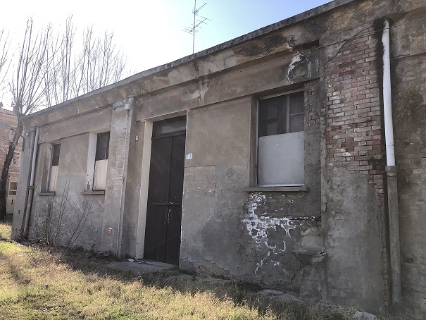 MAGAZZINO FORAGGI S. CATERINA. MODENA cap - 41122, STRADA SANTA CATERINA SNC. Nella zona semicentrale ad Est del centro storico, quartiere Crocetta, costituito da un edificio su un livello con copertura ad arco rialzato con tegole marsigliesi, destinato a deposito per il fieno, fino ad oggi in uso governativo all'Accademia Militare (di interesse culturale con Decreto della Soprintendenza Regionale per i Beni e le Attività Culturali dell'Emilia Romagna n. 03/011 in data 19/03/2003), ben collegata dai mezzi pubblici, raggiungibile dalla stazione ferroviaria di Modena e distante circa 11 km dal casello Modena Sud dell’autostrada A1. Identificativi catastali: cat. D8 Fg. 112, Part. 77, Sub. 1. Sup. scoperta MQ 4.511 sup. catastale MQ 832.