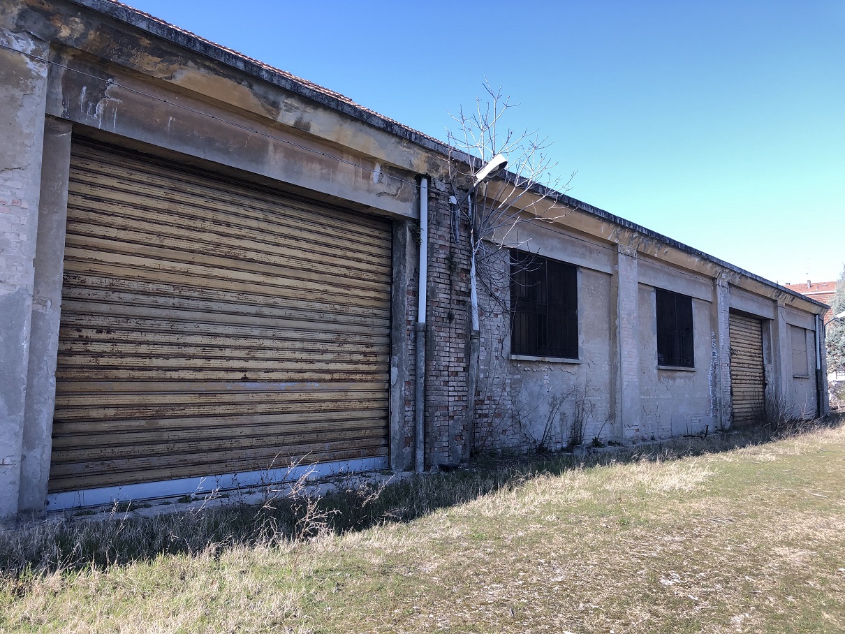 MAGAZZINO FORAGGI S. CATERINA. MODENA cap - 41122, STRADA SANTA CATERINA SNC. Nella zona semicentrale ad Est del centro storico, quartiere Crocetta, costituito da un edificio su un livello con copertura ad arco rialzato con tegole marsigliesi, destinato a deposito per il fieno, fino ad oggi in uso governativo all'Accademia Militare (di interesse culturale con Decreto della Soprintendenza Regionale per i Beni e le Attività Culturali dell'Emilia Romagna n. 03/011 in data 19/03/2003), ben collegata dai mezzi pubblici, raggiungibile dalla stazione ferroviaria di Modena e distante circa 11 km dal casello Modena Sud dell’autostrada A1. Identificativi catastali: cat. D8 Fg. 112, Part. 77, Sub. 1. Sup. scoperta MQ 4.511 sup. catastale MQ 832.