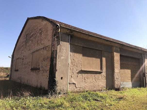 MAGAZZINO FORAGGI S. CATERINA. MODENA cap - 41122, STRADA SANTA CATERINA SNC. Nella zona semicentrale ad Est del centro storico, quartiere Crocetta, costituito da un edificio su un livello con copertura ad arco rialzato con tegole marsigliesi, destinato a deposito per il fieno, fino ad oggi in uso governativo all'Accademia Militare (di interesse culturale con Decreto della Soprintendenza Regionale per i Beni e le Attività Culturali dell'Emilia Romagna n. 03/011 in data 19/03/2003), ben collegata dai mezzi pubblici, raggiungibile dalla stazione ferroviaria di Modena e distante circa 11 km dal casello Modena Sud dell’autostrada A1. Identificativi catastali: cat. D8 Fg. 112, Part. 77, Sub. 1. Sup. scoperta MQ 4.511 sup. catastale MQ 832.