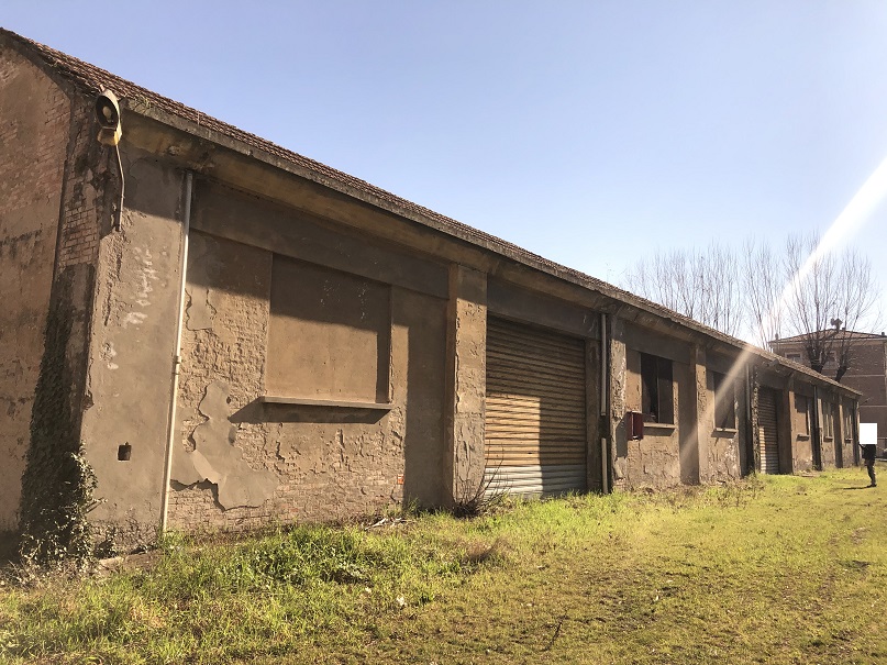 MAGAZZINO FORAGGI S. CATERINA. MODENA cap - 41122, STRADA SANTA CATERINA SNC. Nella zona semicentrale ad Est del centro storico, quartiere Crocetta, costituito da un edificio su un livello con copertura ad arco rialzato con tegole marsigliesi, destinato a deposito per il fieno, fino ad oggi in uso governativo all'Accademia Militare (di interesse culturale con Decreto della Soprintendenza Regionale per i Beni e le Attività Culturali dell'Emilia Romagna n. 03/011 in data 19/03/2003), ben collegata dai mezzi pubblici, raggiungibile dalla stazione ferroviaria di Modena e distante circa 11 km dal casello Modena Sud dell’autostrada A1. Identificativi catastali: cat. D8 Fg. 112, Part. 77, Sub. 1. Sup. scoperta MQ 4.511 sup. catastale MQ 832.