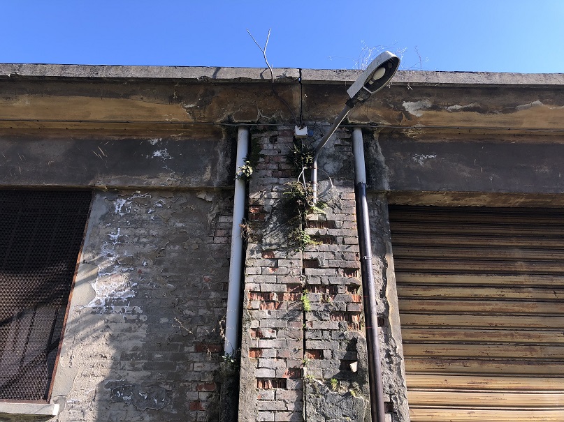 MAGAZZINO FORAGGI S. CATERINA. MODENA cap - 41122, STRADA SANTA CATERINA SNC. Nella zona semicentrale ad Est del centro storico, quartiere Crocetta, costituito da un edificio su un livello con copertura ad arco rialzato con tegole marsigliesi, destinato a deposito per il fieno, fino ad oggi in uso governativo all'Accademia Militare (di interesse culturale con Decreto della Soprintendenza Regionale per i Beni e le Attività Culturali dell'Emilia Romagna n. 03/011 in data 19/03/2003), ben collegata dai mezzi pubblici, raggiungibile dalla stazione ferroviaria di Modena e distante circa 11 km dal casello Modena Sud dell’autostrada A1. Identificativi catastali: cat. D8 Fg. 112, Part. 77, Sub. 1. Sup. scoperta MQ 4.511 sup. catastale MQ 832.