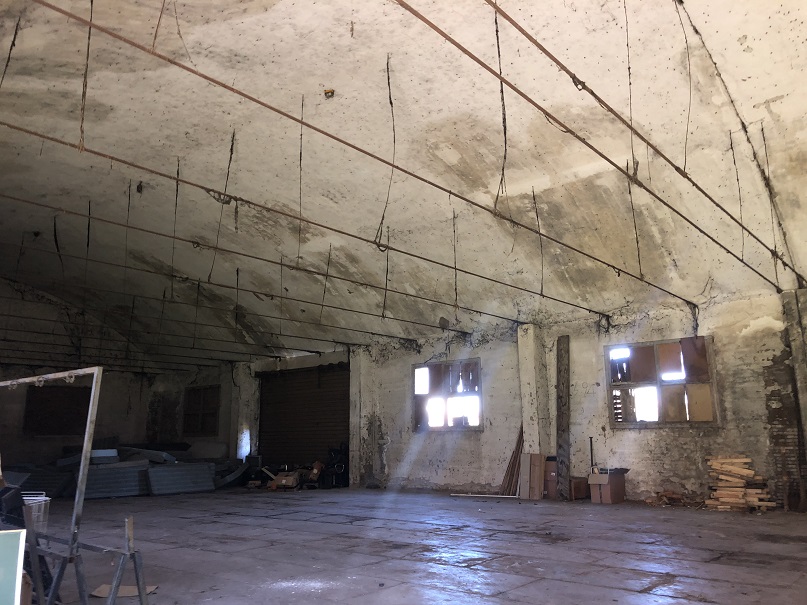 MAGAZZINO FORAGGI S. CATERINA. MODENA cap - 41122, STRADA SANTA CATERINA SNC. Nella zona semicentrale ad Est del centro storico, quartiere Crocetta, costituito da un edificio su un livello con copertura ad arco rialzato con tegole marsigliesi, destinato a deposito per il fieno, fino ad oggi in uso governativo all'Accademia Militare (di interesse culturale con Decreto della Soprintendenza Regionale per i Beni e le Attività Culturali dell'Emilia Romagna n. 03/011 in data 19/03/2003), ben collegata dai mezzi pubblici, raggiungibile dalla stazione ferroviaria di Modena e distante circa 11 km dal casello Modena Sud dell’autostrada A1. Identificativi catastali: cat. D8 Fg. 112, Part. 77, Sub. 1. Sup. scoperta MQ 4.511 sup. catastale MQ 832.