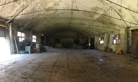 MAGAZZINO FORAGGI S. CATERINA. MODENA cap - 41122, STRADA SANTA CATERINA SNC. Nella zona semicentrale ad Est del centro storico, quartiere Crocetta, costituito da un edificio su un livello con copertura ad arco rialzato con tegole marsigliesi, destinato a deposito per il fieno, fino ad oggi in uso governativo all'Accademia Militare (di interesse culturale con Decreto della Soprintendenza Regionale per i Beni e le Attività Culturali dell'Emilia Romagna n. 03/011 in data 19/03/2003), ben collegata dai mezzi pubblici, raggiungibile dalla stazione ferroviaria di Modena e distante circa 11 km dal casello Modena Sud dell’autostrada A1. Identificativi catastali: cat. D8 Fg. 112, Part. 77, Sub. 1. Sup. scoperta MQ 4.511 sup. catastale MQ 832.