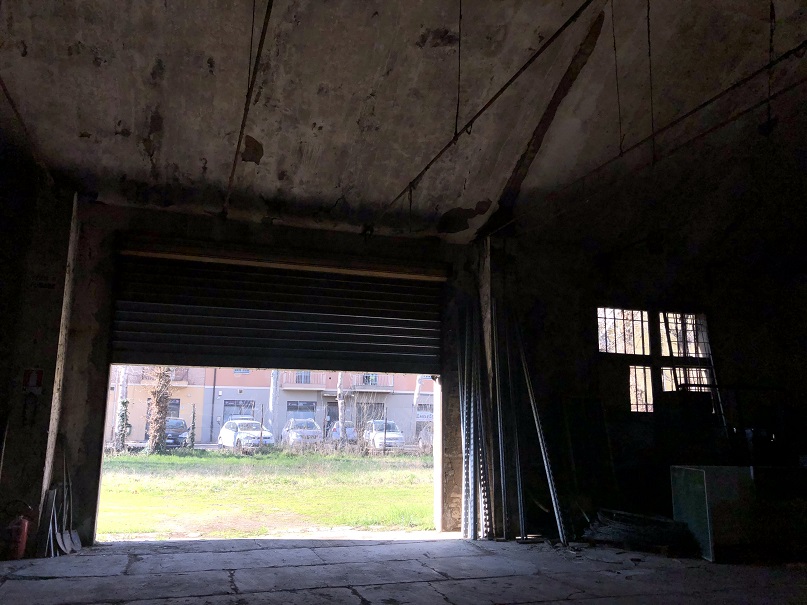 MAGAZZINO FORAGGI S. CATERINA. MODENA cap - 41122, STRADA SANTA CATERINA SNC. Nella zona semicentrale ad Est del centro storico, quartiere Crocetta, costituito da un edificio su un livello con copertura ad arco rialzato con tegole marsigliesi, destinato a deposito per il fieno, fino ad oggi in uso governativo all'Accademia Militare (di interesse culturale con Decreto della Soprintendenza Regionale per i Beni e le Attività Culturali dell'Emilia Romagna n. 03/011 in data 19/03/2003), ben collegata dai mezzi pubblici, raggiungibile dalla stazione ferroviaria di Modena e distante circa 11 km dal casello Modena Sud dell’autostrada A1. Identificativi catastali: cat. D8 Fg. 112, Part. 77, Sub. 1. Sup. scoperta MQ 4.511 sup. catastale MQ 832.