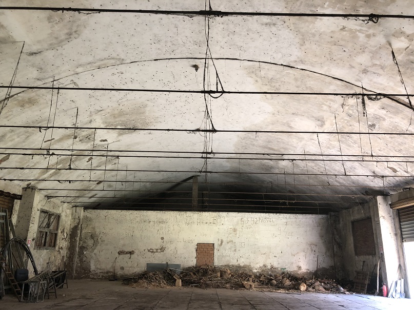MAGAZZINO FORAGGI S. CATERINA. MODENA cap - 41122, STRADA SANTA CATERINA SNC. Nella zona semicentrale ad Est del centro storico, quartiere Crocetta, costituito da un edificio su un livello con copertura ad arco rialzato con tegole marsigliesi, destinato a deposito per il fieno, fino ad oggi in uso governativo all'Accademia Militare (di interesse culturale con Decreto della Soprintendenza Regionale per i Beni e le Attività Culturali dell'Emilia Romagna n. 03/011 in data 19/03/2003), ben collegata dai mezzi pubblici, raggiungibile dalla stazione ferroviaria di Modena e distante circa 11 km dal casello Modena Sud dell’autostrada A1. Identificativi catastali: cat. D8 Fg. 112, Part. 77, Sub. 1. Sup. scoperta MQ 4.511 sup. catastale MQ 832.