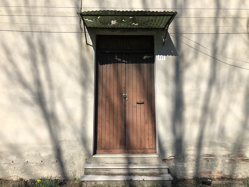 MAGAZZINO FORAGGI S. CATERINA. MODENA cap - 41122, STRADA SANTA CATERINA SNC. Nella zona semicentrale ad Est del centro storico, quartiere Crocetta, costituito da un edificio su un livello con copertura ad arco rialzato con tegole marsigliesi, destinato a deposito per il fieno, fino ad oggi in uso governativo all'Accademia Militare (di interesse culturale con Decreto della Soprintendenza Regionale per i Beni e le Attività Culturali dell'Emilia Romagna n. 03/011 in data 19/03/2003), ben collegata dai mezzi pubblici, raggiungibile dalla stazione ferroviaria di Modena e distante circa 11 km dal casello Modena Sud dell’autostrada A1. Identificativi catastali: cat. D8 Fg. 112, Part. 77, Sub. 1. Sup. scoperta MQ 4.511 sup. catastale MQ 832.