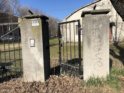 MAGAZZINO FORAGGI S. CATERINA. MODENA cap - 41122, STRADA SANTA CATERINA SNC. Nella zona semicentrale ad Est del centro storico, quartiere Crocetta, costituito da un edificio su un livello con copertura ad arco rialzato con tegole marsigliesi, destinato a deposito per il fieno, fino ad oggi in uso governativo all'Accademia Militare (di interesse culturale con Decreto della Soprintendenza Regionale per i Beni e le Attività Culturali dell'Emilia Romagna n. 03/011 in data 19/03/2003), ben collegata dai mezzi pubblici, raggiungibile dalla stazione ferroviaria di Modena e distante circa 11 km dal casello Modena Sud dell’autostrada A1. Identificativi catastali: cat. D8 Fg. 112, Part. 77, Sub. 1. Sup. scoperta MQ 4.511 sup. catastale MQ 832.