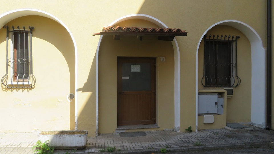 PALAZZO MARINOTTI. Sito in VITTORIO VENETO (TV) cap - 31029, VIA DEL PRETORIO, 13. Compendio immobiliare ubicato in territorio è incluso nell’itinerario enogastronomico “Strada del Prosecco e Vini dei Colli Conegliano Valdobbiadene”. Località Ceneda, una delle zone residenziali più pregiate della città, presenta una distribuzione planimetrica caratterizzata da un unico corpo di fabbrica con due accessi, contornato da ampi spazi esterni a cortile. Il compendio si sviluppa principalmente su due livelli fuori terra mentre solo una parte del fabbricato presenta tre livelli fuori terra più un piano interrato. Identificativi catastali: cat. A8 - C6 Sez. E Fg. 8, Part. 364, da sub 3 a sub 5. Superficie scoperta MQ 798 superficie catastale MQ 1.612.