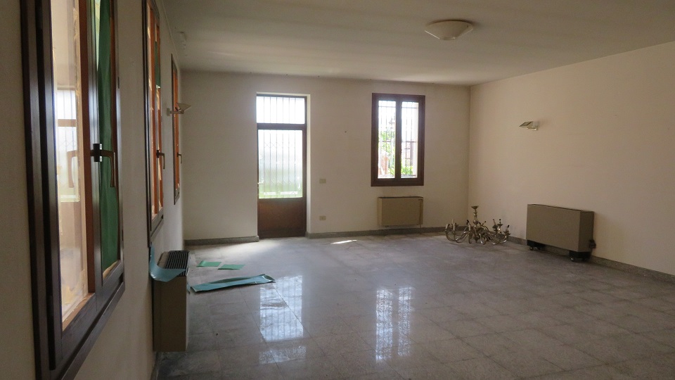 PALAZZO MARINOTTI. Sito in VITTORIO VENETO (TV) cap - 31029, VIA DEL PRETORIO, 13. Compendio immobiliare ubicato in territorio è incluso nell’itinerario enogastronomico “Strada del Prosecco e Vini dei Colli Conegliano Valdobbiadene”. Località Ceneda, una delle zone residenziali più pregiate della città, presenta una distribuzione planimetrica caratterizzata da un unico corpo di fabbrica con due accessi, contornato da ampi spazi esterni a cortile. Il compendio si sviluppa principalmente su due livelli fuori terra mentre solo una parte del fabbricato presenta tre livelli fuori terra più un piano interrato. Identificativi catastali: cat. A8 - C6 Sez. E Fg. 8, Part. 364, da sub 3 a sub 5. Superficie scoperta MQ 798 superficie catastale MQ 1.612.