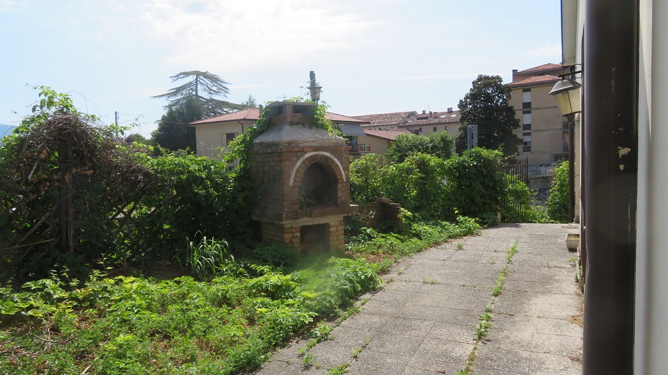 PALAZZO MARINOTTI. Sito in VITTORIO VENETO (TV) cap - 31029, VIA DEL PRETORIO, 13. Compendio immobiliare ubicato in territorio è incluso nell’itinerario enogastronomico “Strada del Prosecco e Vini dei Colli Conegliano Valdobbiadene”. Località Ceneda, una delle zone residenziali più pregiate della città, presenta una distribuzione planimetrica caratterizzata da un unico corpo di fabbrica con due accessi, contornato da ampi spazi esterni a cortile. Il compendio si sviluppa principalmente su due livelli fuori terra mentre solo una parte del fabbricato presenta tre livelli fuori terra più un piano interrato. Identificativi catastali: cat. A8 - C6 Sez. E Fg. 8, Part. 364, da sub 3 a sub 5. Superficie scoperta MQ 798 superficie catastale MQ 1.612.