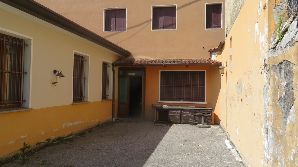PALAZZO MARINOTTI. Sito in VITTORIO VENETO (TV) cap - 31029, VIA DEL PRETORIO, 13. Compendio immobiliare ubicato in territorio è incluso nell’itinerario enogastronomico “Strada del Prosecco e Vini dei Colli Conegliano Valdobbiadene”. Località Ceneda, una delle zone residenziali più pregiate della città, presenta una distribuzione planimetrica caratterizzata da un unico corpo di fabbrica con due accessi, contornato da ampi spazi esterni a cortile. Il compendio si sviluppa principalmente su due livelli fuori terra mentre solo una parte del fabbricato presenta tre livelli fuori terra più un piano interrato. Identificativi catastali: cat. A8 - C6 Sez. E Fg. 8, Part. 364, da sub 3 a sub 5. Superficie scoperta MQ 798 superficie catastale MQ 1.612.