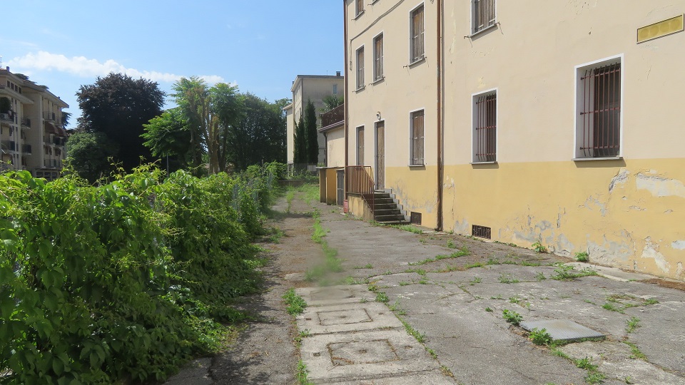 PALAZZO MARINOTTI. Sito in VITTORIO VENETO (TV) cap - 31029, VIA DEL PRETORIO, 13. Compendio immobiliare ubicato in territorio è incluso nell’itinerario enogastronomico “Strada del Prosecco e Vini dei Colli Conegliano Valdobbiadene”. Località Ceneda, una delle zone residenziali più pregiate della città, presenta una distribuzione planimetrica caratterizzata da un unico corpo di fabbrica con due accessi, contornato da ampi spazi esterni a cortile. Il compendio si sviluppa principalmente su due livelli fuori terra mentre solo una parte del fabbricato presenta tre livelli fuori terra più un piano interrato. Identificativi catastali: cat. A8 - C6 Sez. E Fg. 8, Part. 364, da sub 3 a sub 5. Superficie scoperta MQ 798 superficie catastale MQ 1.612.