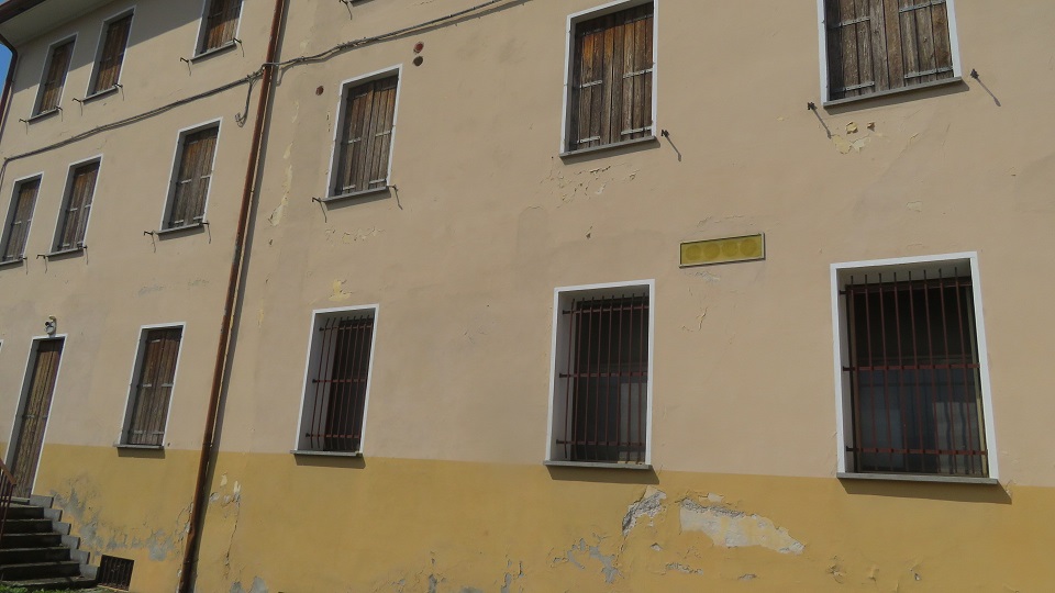 PALAZZO MARINOTTI. Sito in VITTORIO VENETO (TV) cap - 31029, VIA DEL PRETORIO, 13. Compendio immobiliare ubicato in territorio è incluso nell’itinerario enogastronomico “Strada del Prosecco e Vini dei Colli Conegliano Valdobbiadene”. Località Ceneda, una delle zone residenziali più pregiate della città, presenta una distribuzione planimetrica caratterizzata da un unico corpo di fabbrica con due accessi, contornato da ampi spazi esterni a cortile. Il compendio si sviluppa principalmente su due livelli fuori terra mentre solo una parte del fabbricato presenta tre livelli fuori terra più un piano interrato. Identificativi catastali: cat. A8 - C6 Sez. E Fg. 8, Part. 364, da sub 3 a sub 5. Superficie scoperta MQ 798 superficie catastale MQ 1.612.
