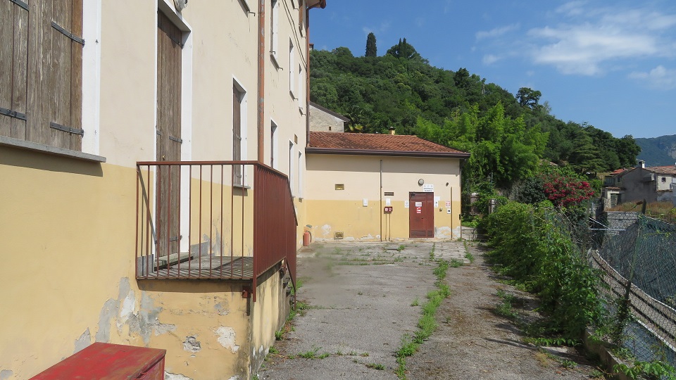 PALAZZO MARINOTTI. Sito in VITTORIO VENETO (TV) cap - 31029, VIA DEL PRETORIO, 13. Compendio immobiliare ubicato in territorio è incluso nell’itinerario enogastronomico “Strada del Prosecco e Vini dei Colli Conegliano Valdobbiadene”. Località Ceneda, una delle zone residenziali più pregiate della città, presenta una distribuzione planimetrica caratterizzata da un unico corpo di fabbrica con due accessi, contornato da ampi spazi esterni a cortile. Il compendio si sviluppa principalmente su due livelli fuori terra mentre solo una parte del fabbricato presenta tre livelli fuori terra più un piano interrato. Identificativi catastali: cat. A8 - C6 Sez. E Fg. 8, Part. 364, da sub 3 a sub 5. Superficie scoperta MQ 798 superficie catastale MQ 1.612.