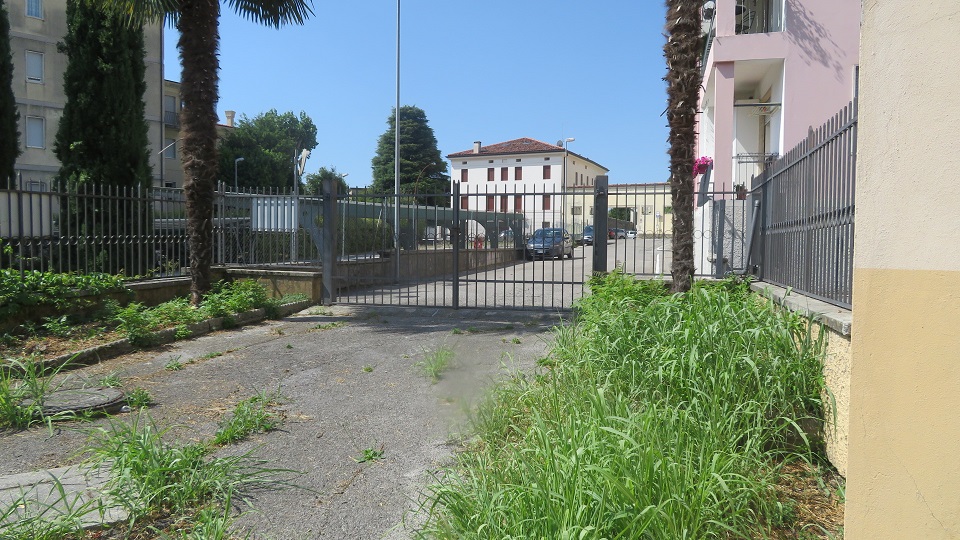 PALAZZO MARINOTTI. Sito in VITTORIO VENETO (TV) cap - 31029, VIA DEL PRETORIO, 13. Compendio immobiliare ubicato in territorio è incluso nell’itinerario enogastronomico “Strada del Prosecco e Vini dei Colli Conegliano Valdobbiadene”. Località Ceneda, una delle zone residenziali più pregiate della città, presenta una distribuzione planimetrica caratterizzata da un unico corpo di fabbrica con due accessi, contornato da ampi spazi esterni a cortile. Il compendio si sviluppa principalmente su due livelli fuori terra mentre solo una parte del fabbricato presenta tre livelli fuori terra più un piano interrato. Identificativi catastali: cat. A8 - C6 Sez. E Fg. 8, Part. 364, da sub 3 a sub 5. Superficie scoperta MQ 798 superficie catastale MQ 1.612.