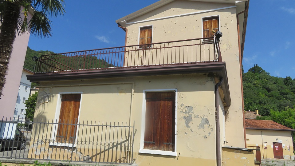 PALAZZO MARINOTTI. Sito in VITTORIO VENETO (TV) cap - 31029, VIA DEL PRETORIO, 13. Compendio immobiliare ubicato in territorio è incluso nell’itinerario enogastronomico “Strada del Prosecco e Vini dei Colli Conegliano Valdobbiadene”. Località Ceneda, una delle zone residenziali più pregiate della città, presenta una distribuzione planimetrica caratterizzata da un unico corpo di fabbrica con due accessi, contornato da ampi spazi esterni a cortile. Il compendio si sviluppa principalmente su due livelli fuori terra mentre solo una parte del fabbricato presenta tre livelli fuori terra più un piano interrato. Identificativi catastali: cat. A8 - C6 Sez. E Fg. 8, Part. 364, da sub 3 a sub 5. Superficie scoperta MQ 798 superficie catastale MQ 1.612.