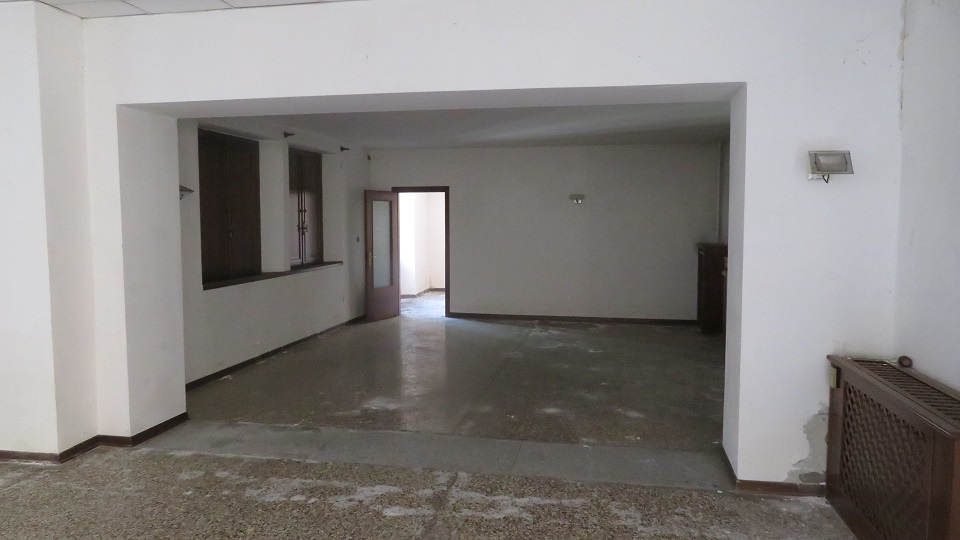 PALAZZO MARINOTTI. Sito in VITTORIO VENETO (TV) cap - 31029, VIA DEL PRETORIO, 13. Compendio immobiliare ubicato in territorio è incluso nell’itinerario enogastronomico “Strada del Prosecco e Vini dei Colli Conegliano Valdobbiadene”. Località Ceneda, una delle zone residenziali più pregiate della città, presenta una distribuzione planimetrica caratterizzata da un unico corpo di fabbrica con due accessi, contornato da ampi spazi esterni a cortile. Il compendio si sviluppa principalmente su due livelli fuori terra mentre solo una parte del fabbricato presenta tre livelli fuori terra più un piano interrato. Identificativi catastali: cat. A8 - C6 Sez. E Fg. 8, Part. 364, da sub 3 a sub 5. Superficie scoperta MQ 798 superficie catastale MQ 1.612.