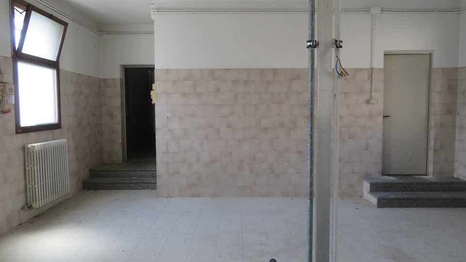 PALAZZO MARINOTTI. Sito in VITTORIO VENETO (TV) cap - 31029, VIA DEL PRETORIO, 13. Compendio immobiliare ubicato in territorio è incluso nell’itinerario enogastronomico “Strada del Prosecco e Vini dei Colli Conegliano Valdobbiadene”. Località Ceneda, una delle zone residenziali più pregiate della città, presenta una distribuzione planimetrica caratterizzata da un unico corpo di fabbrica con due accessi, contornato da ampi spazi esterni a cortile. Il compendio si sviluppa principalmente su due livelli fuori terra mentre solo una parte del fabbricato presenta tre livelli fuori terra più un piano interrato. Identificativi catastali: cat. A8 - C6 Sez. E Fg. 8, Part. 364, da sub 3 a sub 5. Superficie scoperta MQ 798 superficie catastale MQ 1.612.