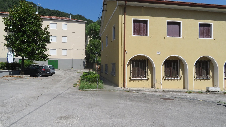 PALAZZO MARINOTTI. Sito in VITTORIO VENETO (TV) cap - 31029, VIA DEL PRETORIO, 13. Compendio immobiliare ubicato in territorio è incluso nell’itinerario enogastronomico “Strada del Prosecco e Vini dei Colli Conegliano Valdobbiadene”. Località Ceneda, una delle zone residenziali più pregiate della città, presenta una distribuzione planimetrica caratterizzata da un unico corpo di fabbrica con due accessi, contornato da ampi spazi esterni a cortile. Il compendio si sviluppa principalmente su due livelli fuori terra mentre solo una parte del fabbricato presenta tre livelli fuori terra più un piano interrato. Identificativi catastali: cat. A8 - C6 Sez. E Fg. 8, Part. 364, da sub 3 a sub 5. Superficie scoperta MQ 798 superficie catastale MQ 1.612.