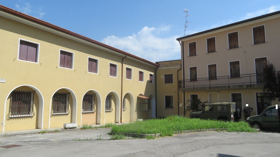 PALAZZO MARINOTTI. Sito in VITTORIO VENETO (TV) cap - 31029, VIA DEL PRETORIO, 13. Compendio immobiliare ubicato in territorio è incluso nell’itinerario enogastronomico “Strada del Prosecco e Vini dei Colli Conegliano Valdobbiadene”. Località Ceneda, una delle zone residenziali più pregiate della città, presenta una distribuzione planimetrica caratterizzata da un unico corpo di fabbrica con due accessi, contornato da ampi spazi esterni a cortile. Il compendio si sviluppa principalmente su due livelli fuori terra mentre solo una parte del fabbricato presenta tre livelli fuori terra più un piano interrato. Identificativi catastali: cat. A8 - C6 Sez. E Fg. 8, Part. 364, da sub 3 a sub 5. Superficie scoperta MQ 798 superficie catastale MQ 1.612.
