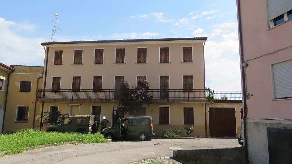 PALAZZO MARINOTTI. Sito in VITTORIO VENETO (TV) cap - 31029, VIA DEL PRETORIO, 13. Compendio immobiliare ubicato in territorio è incluso nell’itinerario enogastronomico “Strada del Prosecco e Vini dei Colli Conegliano Valdobbiadene”. Località Ceneda, una delle zone residenziali più pregiate della città, presenta una distribuzione planimetrica caratterizzata da un unico corpo di fabbrica con due accessi, contornato da ampi spazi esterni a cortile. Il compendio si sviluppa principalmente su due livelli fuori terra mentre solo una parte del fabbricato presenta tre livelli fuori terra più un piano interrato. Identificativi catastali: cat. A8 - C6 Sez. E Fg. 8, Part. 364, da sub 3 a sub 5. Superficie scoperta MQ 798 superficie catastale MQ 1.612.